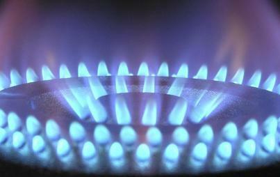 Zdjęcie do Dodatek gazowy - refundacja podatku VAT dla gospodarstw domowych. Osoby, kt&oacute;re ogrzewają mieszkanie lub dom gazem, mogą otrzymać zwrot podatku VAT od ceny gazu dostarczonego w 2023 r. 