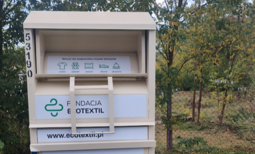 Informujemy, że na terenie Gminy Wąsewo zostały rozstawione specjalne pojemniki przeznaczone na używaną odzież i tekstylia nadające się do dalszego użycia. Dzięki temu każdy mieszkaniec ma łatwy i wygodny dostęp do miejsca, w którym może bezpłatnie oddać niepotrzebne ubrania oraz tekstylia.